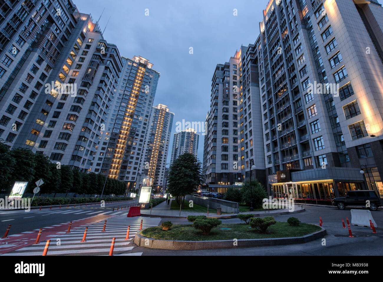 Tag und Nacht Fotos bei neuen erfolgreichen Bezirk. Hohe Gebäude. Stadtbild. Moderne business Street View. Stockfoto
