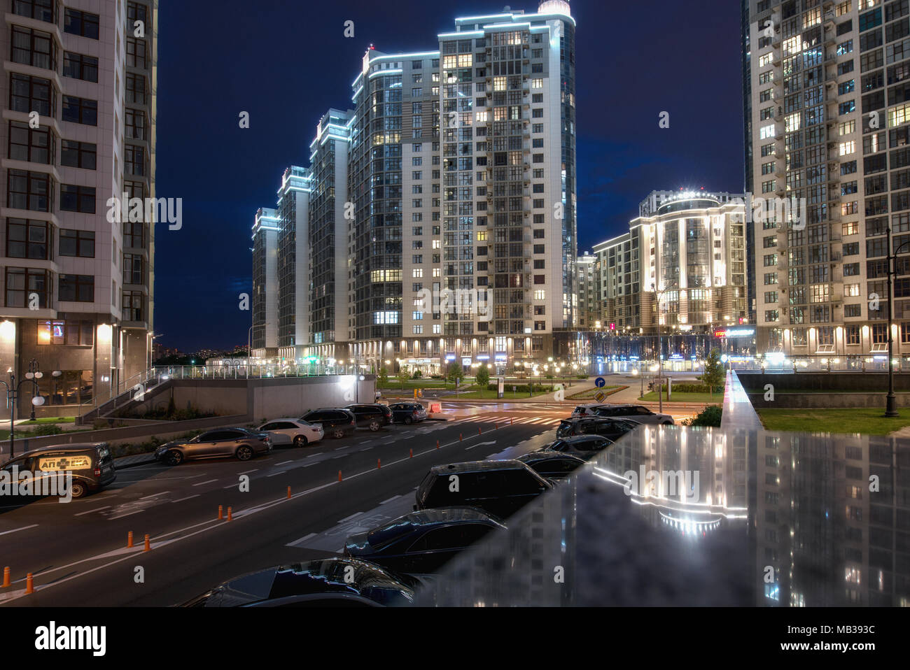 Tag und Nacht Fotos bei neuen erfolgreichen Bezirk. Hohe Gebäude. Stadtbild. Moderne business Street View. Stockfoto