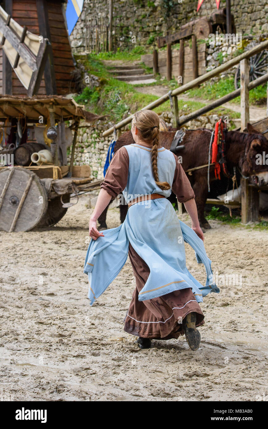 PROVINS, Frankreich - 31. MÄRZ 2018: Unbekannter Schäferin in blauem Kleid läuft während der mittelalterlichen Rekonstruktion der Legende von den Rittern Stockfoto