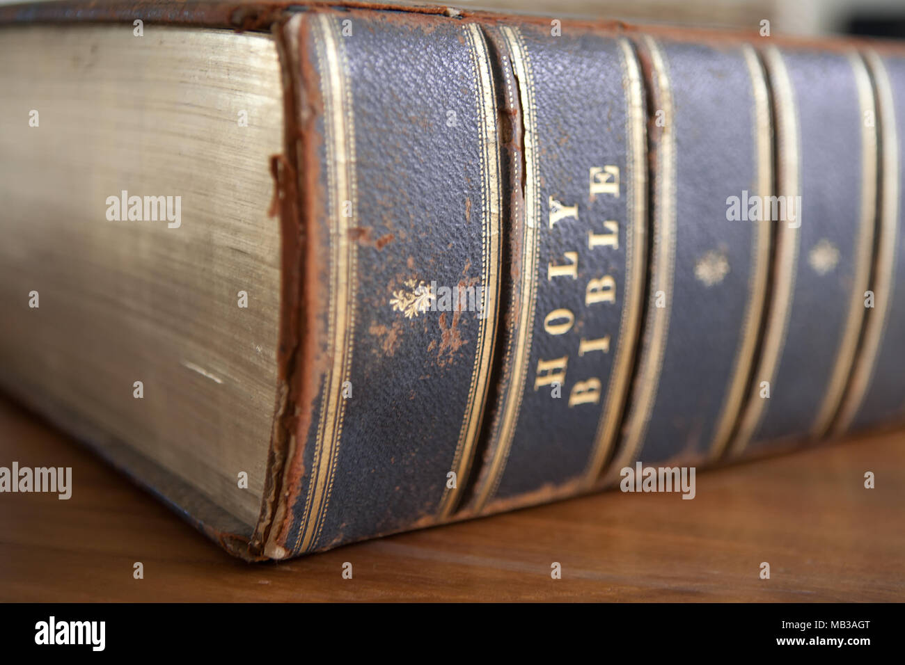 Eine große, in Leder gebundenes viktorianischen Familie Bibel, Anzeichen von Alter Stockfoto