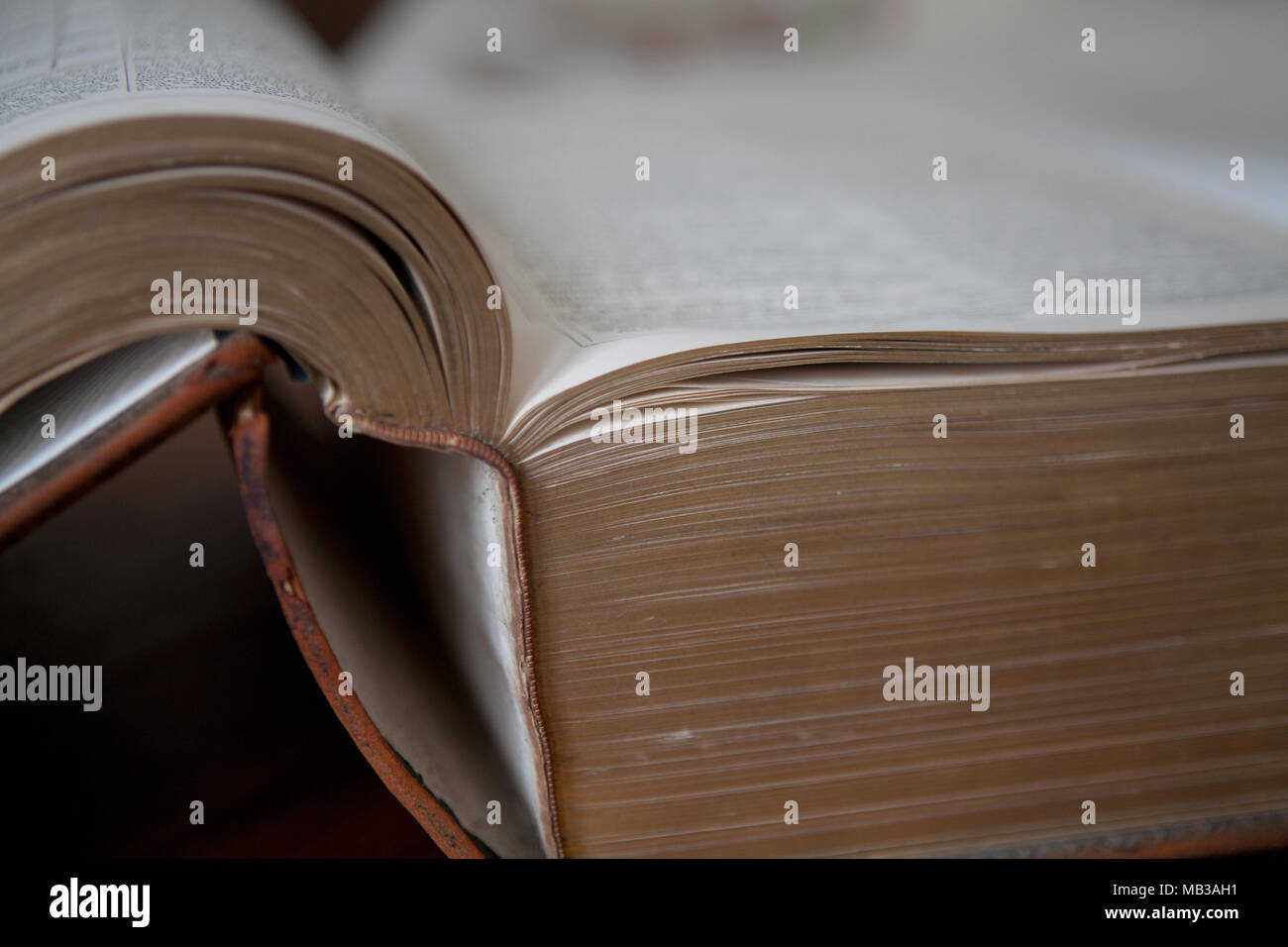 Eine große, in Leder gebundenes viktorianischen Familie Bibel, Anzeichen von Alter Stockfoto