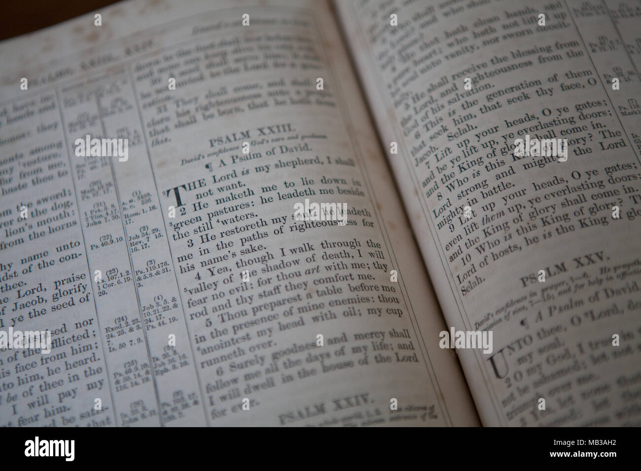 Eine große antike Bibel, gewisse Anzeichen von Alter, an der Seite der Psalm 23: Der Herr ist mein Hirte... Stockfoto