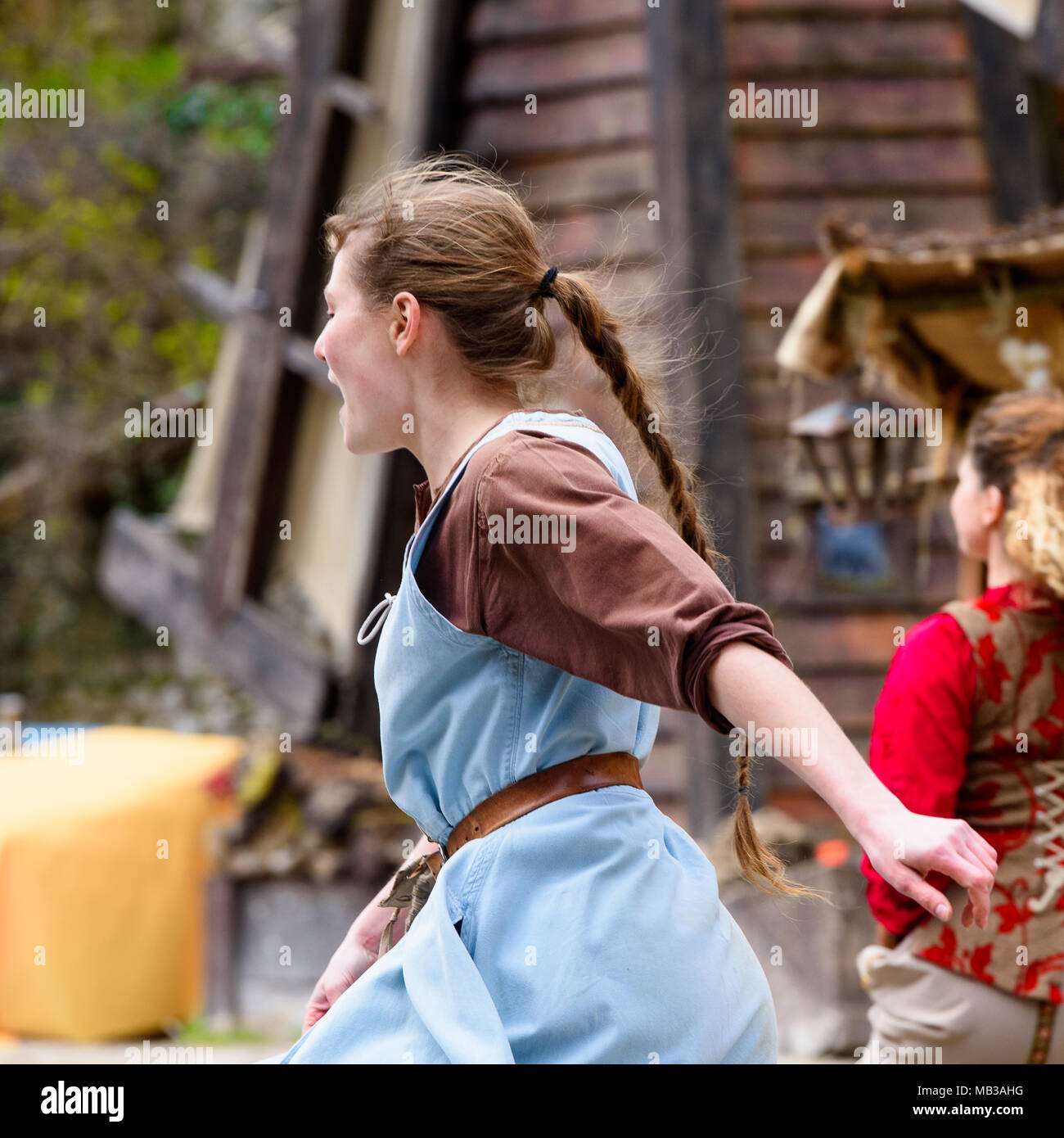 PROVINS, Frankreich - 31. MÄRZ 2018: Unbekannter sheperdness Tänze im Mittelalter in der Rekonstruktion der Legende von den Rittern Stockfoto