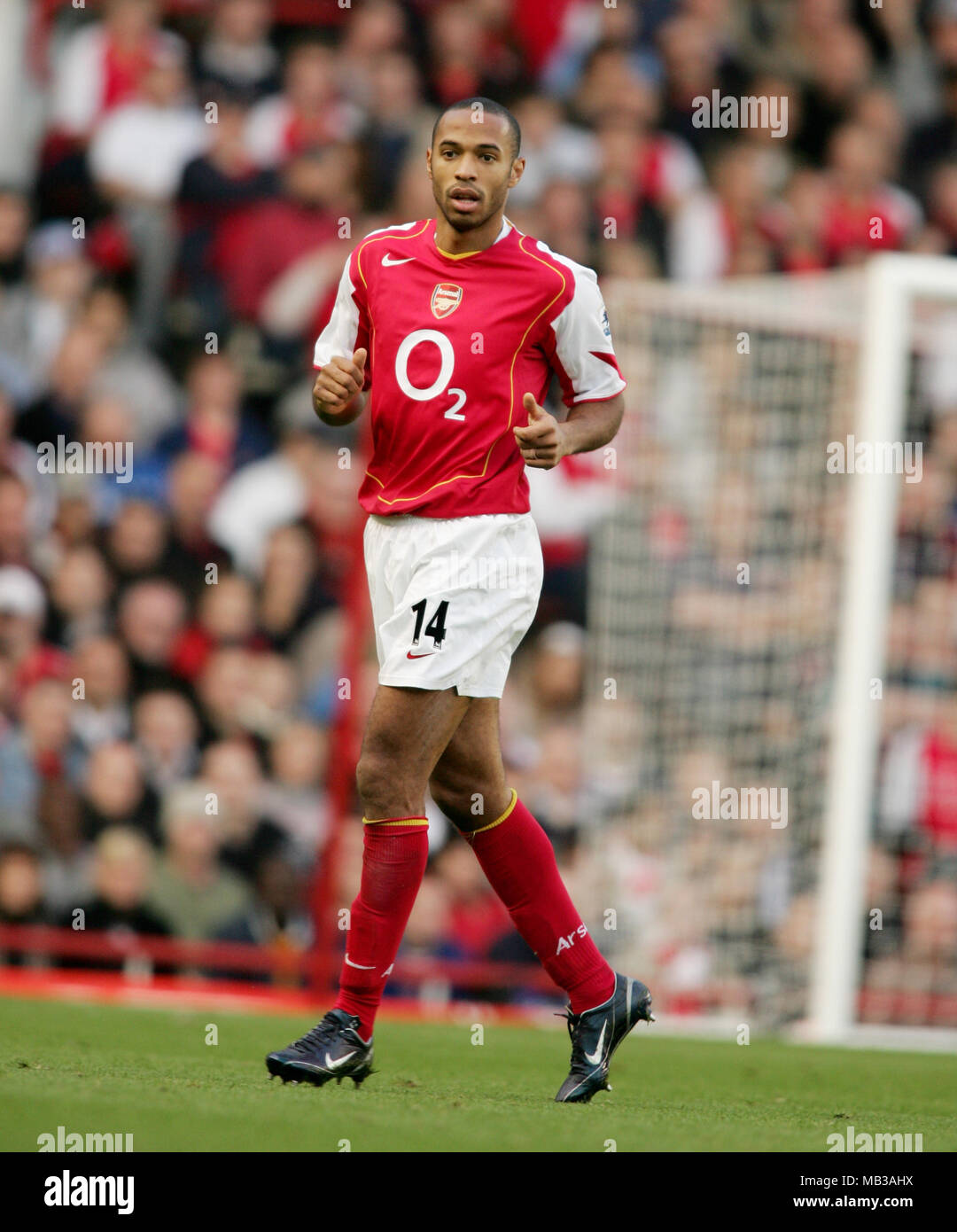 Thierry Henry-Aktienbild spielt für Arsenal im Highbury-Stadion die alte Erde im Norden Londons Dieses Bild ist durch Dataco-Beschränkungen hinsichtlich seiner Verwendung gebunden. NUR REDAKTIONELLE VERWENDUNG Keine Verwendung mit nicht autorisierten Audio-, Video-, Daten-, Spiellisten, Club-/Liga-Logos oder „Live“-Diensten. Online-Nutzung im Spiel beschränkt auf 120 Bilder, keine Videoemulation. Keine Verwendung für Wetten, Spiele oder Veröffentlichungen von Clubs/Ligen/Spielern Stockfoto