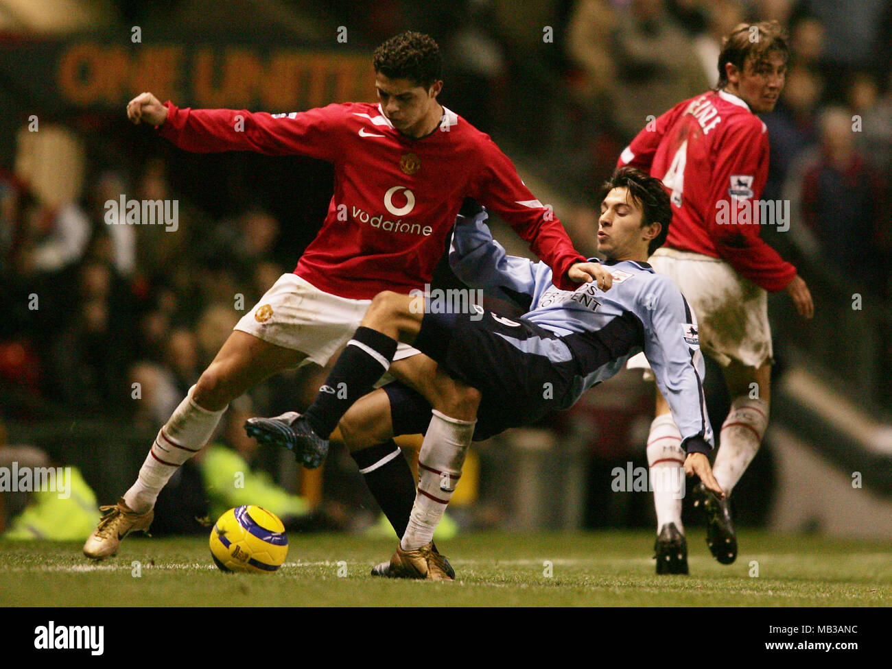 A Young Cristiano Ronaldo spielt für Manchester United gegen Southampton Fabrice Fernandes in der Premier League. Dieses Bild ist an Dataco-Beschränkungen bezüglich seiner Verwendung gebunden. NUR REDAKTIONELLE VERWENDUNG Keine Verwendung mit nicht autorisierten Audio-, Video-, Daten-, Spiellisten, Club-/Liga-Logos oder „Live“-Diensten. Online-Nutzung im Spiel beschränkt auf 120 Bilder, keine Videoemulation. Keine Verwendung für Wetten, Spiele oder Veröffentlichungen von Clubs/Ligen/Spielern Stockfoto