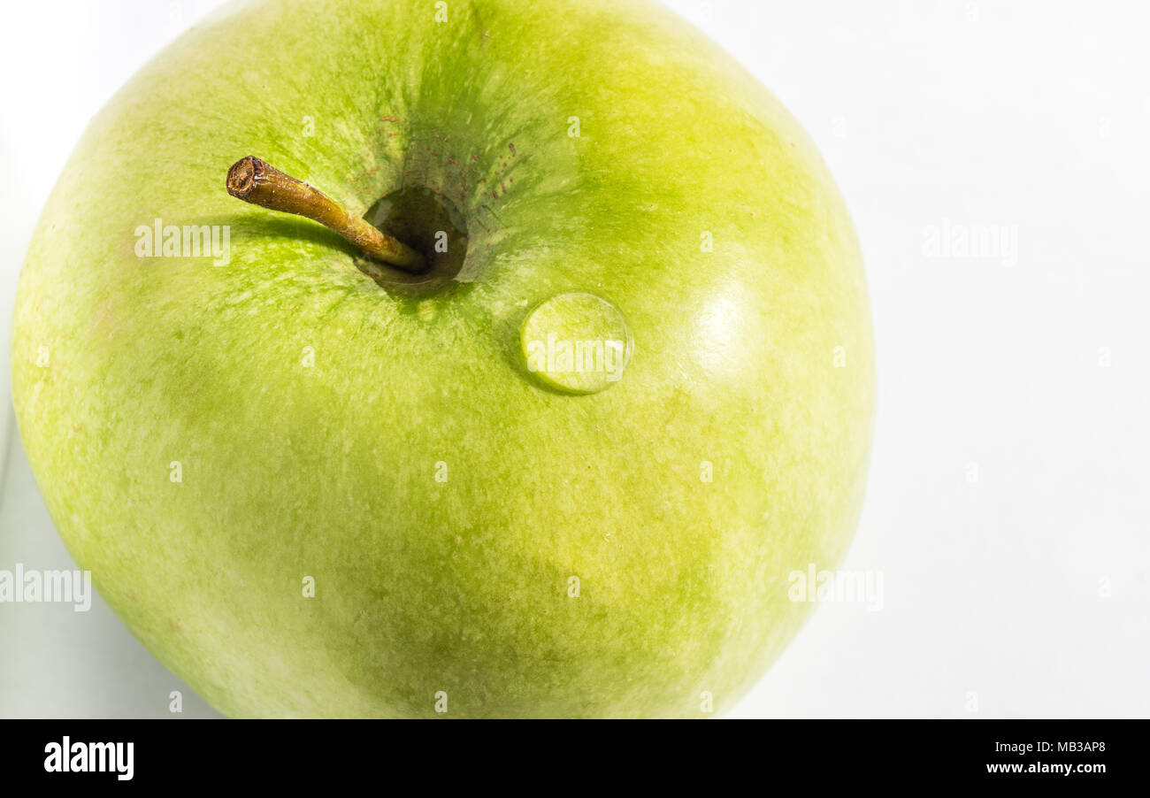 Grüner Apfel auf weißem Hintergrund Stockfoto