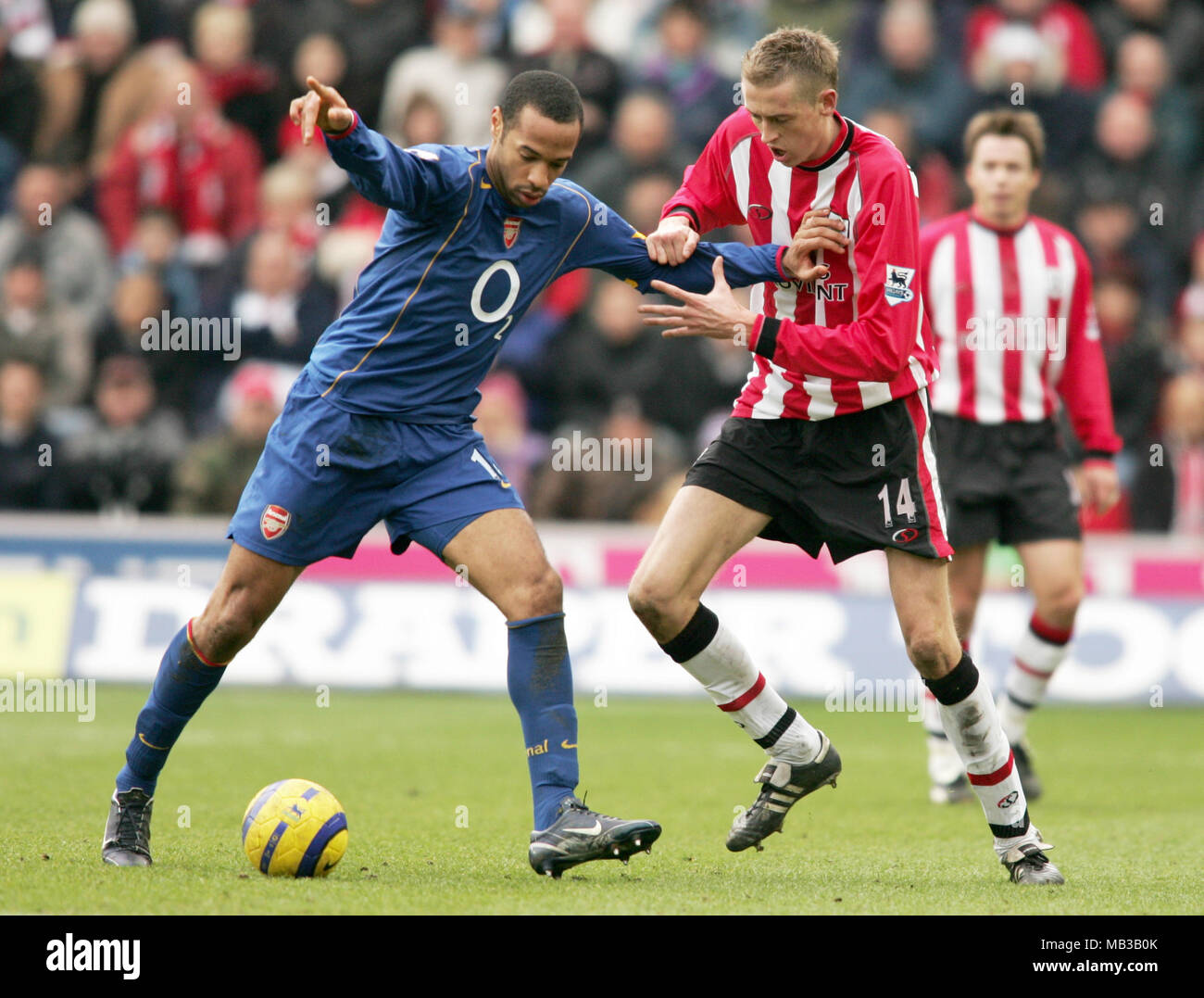 Thierry Henry spielt für Arsenal Fends of Peter Crouch und spielt während eines Premier-League-Spiels für Southampton im St. Marys-Stadion. Dieses Bild ist an Dataco-Beschränkungen hinsichtlich seiner Verwendung gebunden. NUR REDAKTIONELLE VERWENDUNG Keine Verwendung mit nicht autorisierten Audio-, Video-, Daten-, Spiellisten, Club-/Liga-Logos oder „Live“-Diensten. Online-Nutzung im Spiel beschränkt auf 120 Bilder, keine Videoemulation. Keine Verwendung für Wetten, Spiele oder Veröffentlichungen von Clubs/Ligen/Spielern Stockfoto