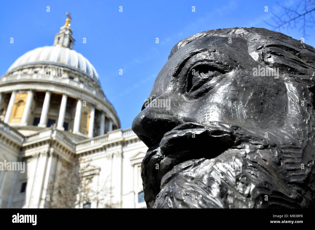 London, England, UK. Büste (von Nigel Boonham, 2012) von John Donne (1572-1631; Dichter und Dekan der St. Paul's Cathedral) im Festival... Stockfoto