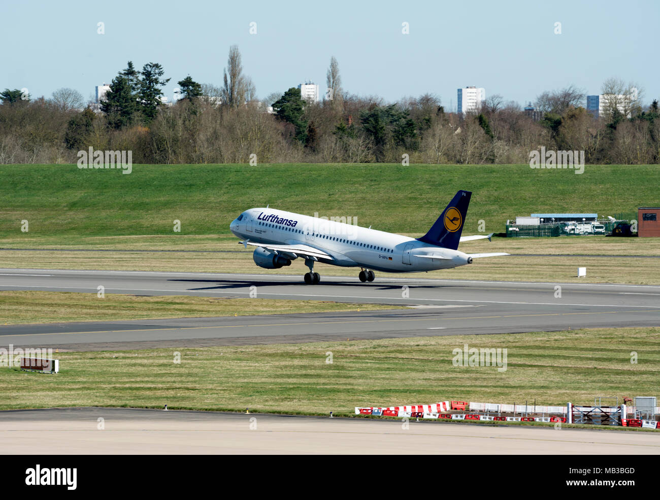 Lufthansa Airbus A320-200, die am Flughafen Birmingham, UK (D-AIPA) Stockfoto