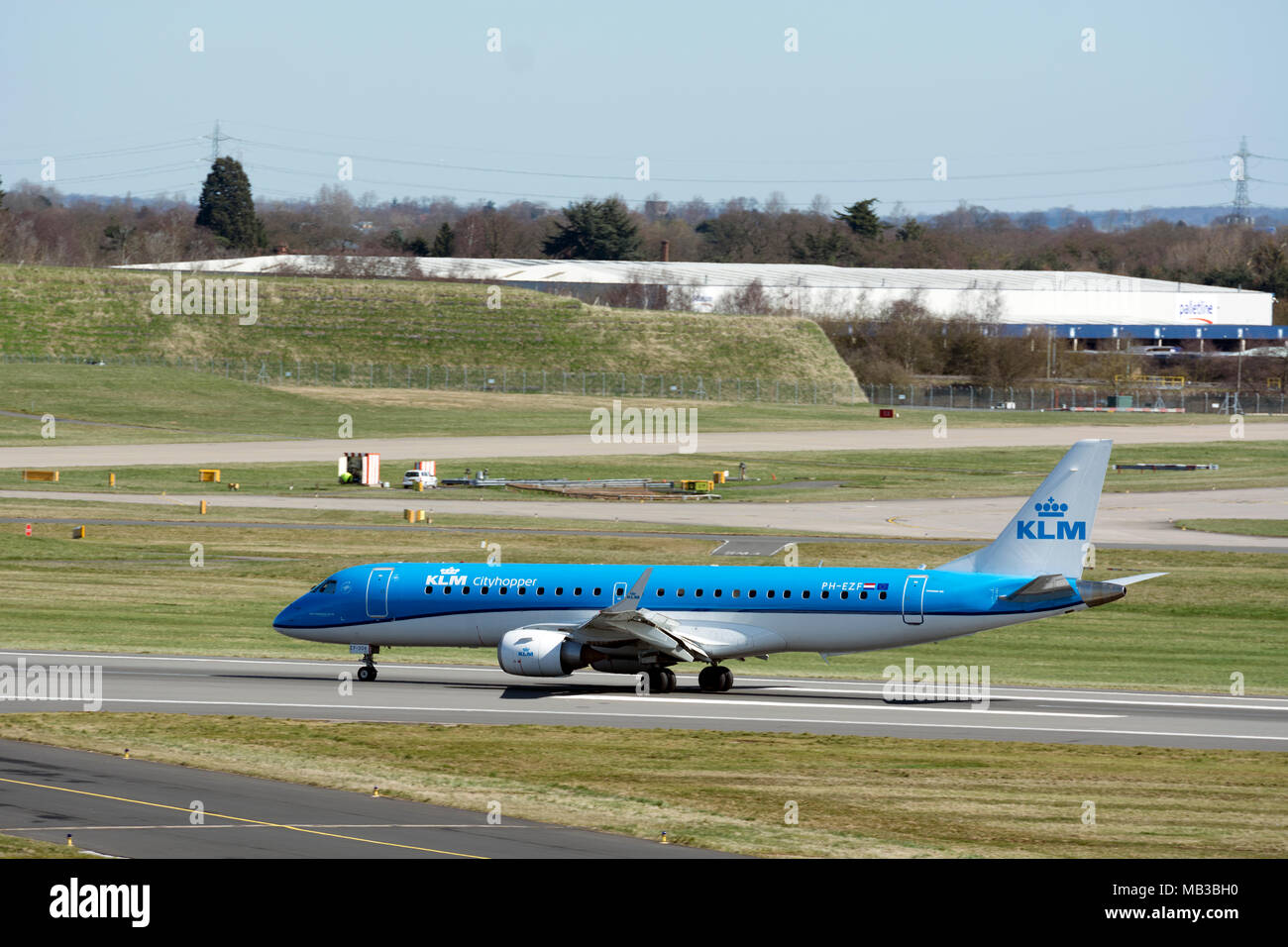 KLM Cityhopper Embraer ERJ-190 STD am Flughafen Birmingham, UK (PH-Ezf) Stockfoto