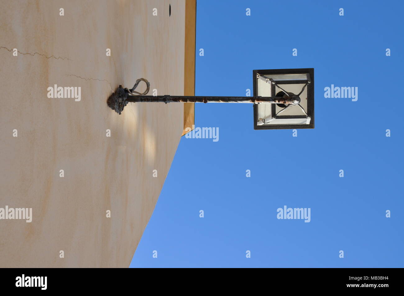 Lampione su Palazzo storico di Cefalù, Sizilien, Italien, Punto di Vista dal Basso con cielo Azzurro di Sfondo, Sizilien Stockfoto