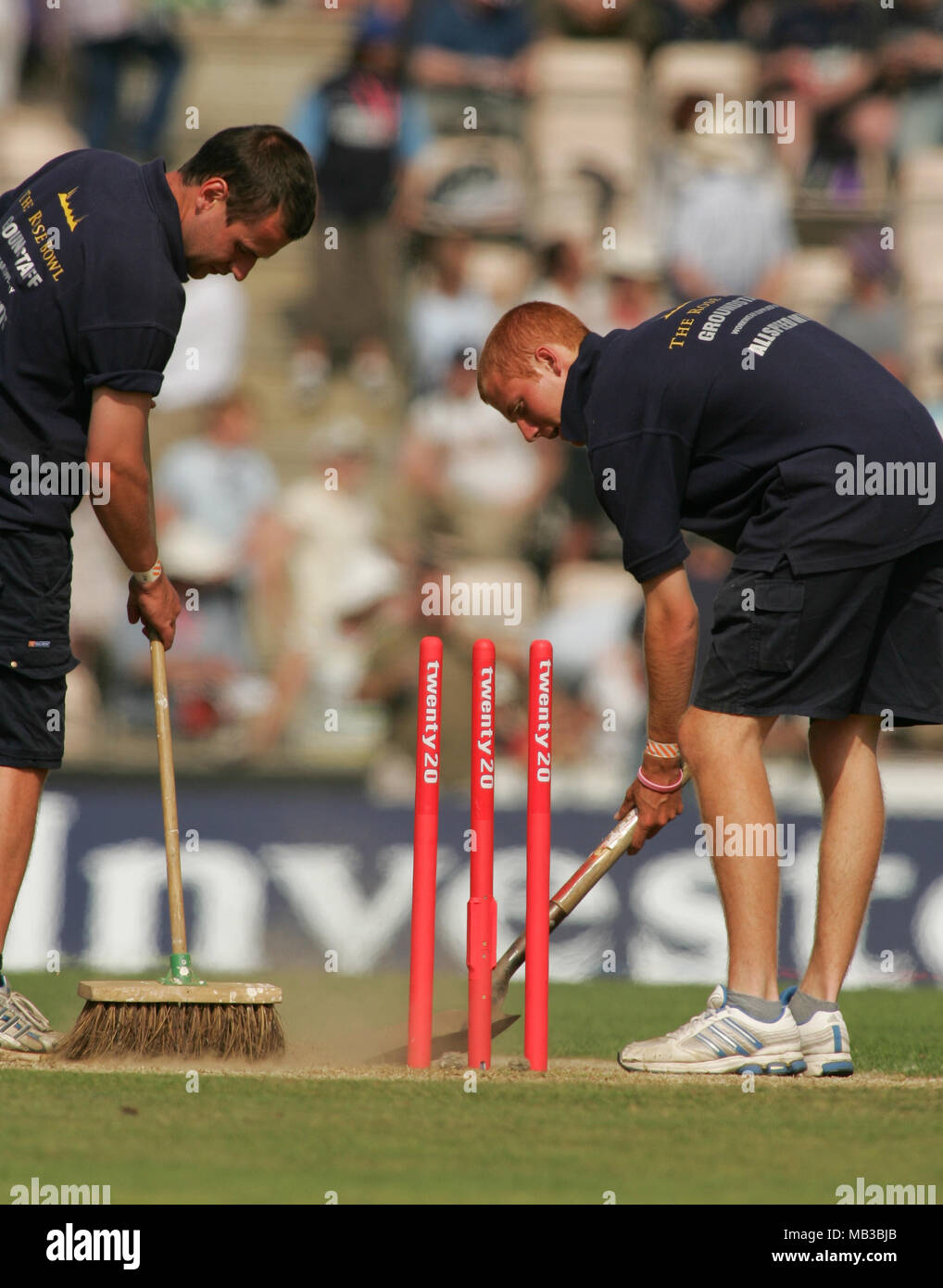 Platzwart an der Hampshire Rose Bowl in Southampton bereiten die Wicket und markieren die Stümpfe für ein Cricket-spiel. Stockfoto