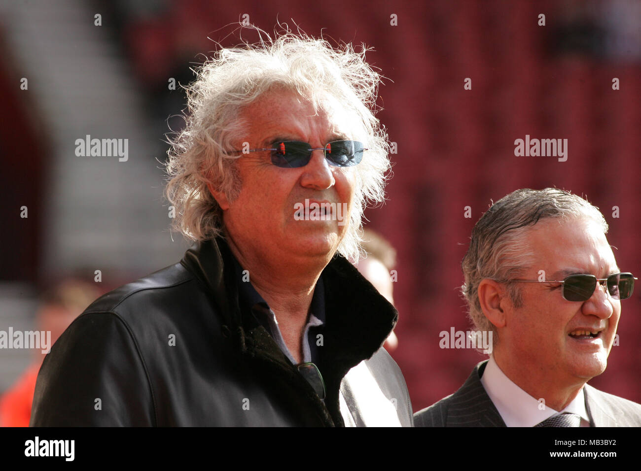 Flavio Briatore stellte während seiner Zeit als Englisch QPR Football Club Vorsitzender, Pitch Seite beobachten seine Mannschaft Spieler aufwärmen. Stockfoto