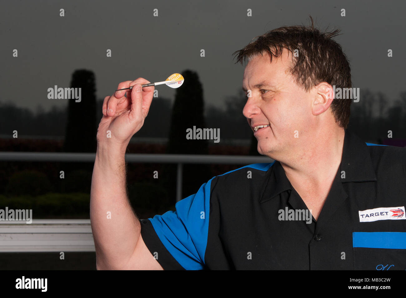 Keith Deller dart Spieler spielen in Kempton Park Raceway in 2010. Stockfoto