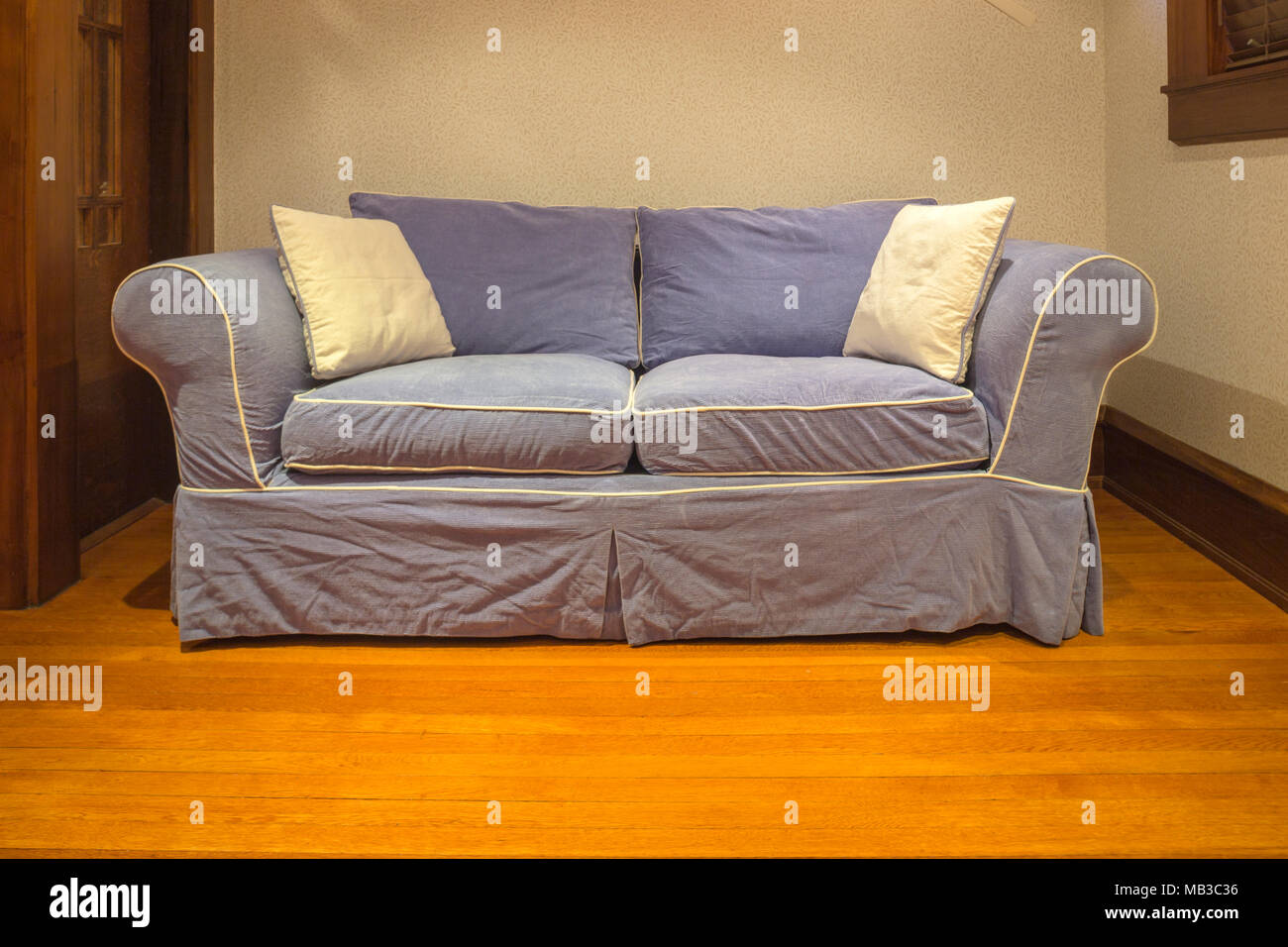 Blaue COUCH AUF EICHE HOLZ- WOHNZIMMER ERDGESCHOSS Stockfoto