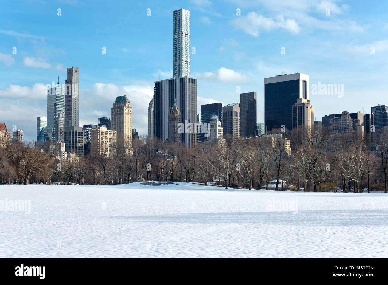 Schnee bedeckt schafe wiese CENTRAL PARK SOUTH die Skyline von MIDTOWN MANHATTAN NEW YORK CITY USA Stockfoto