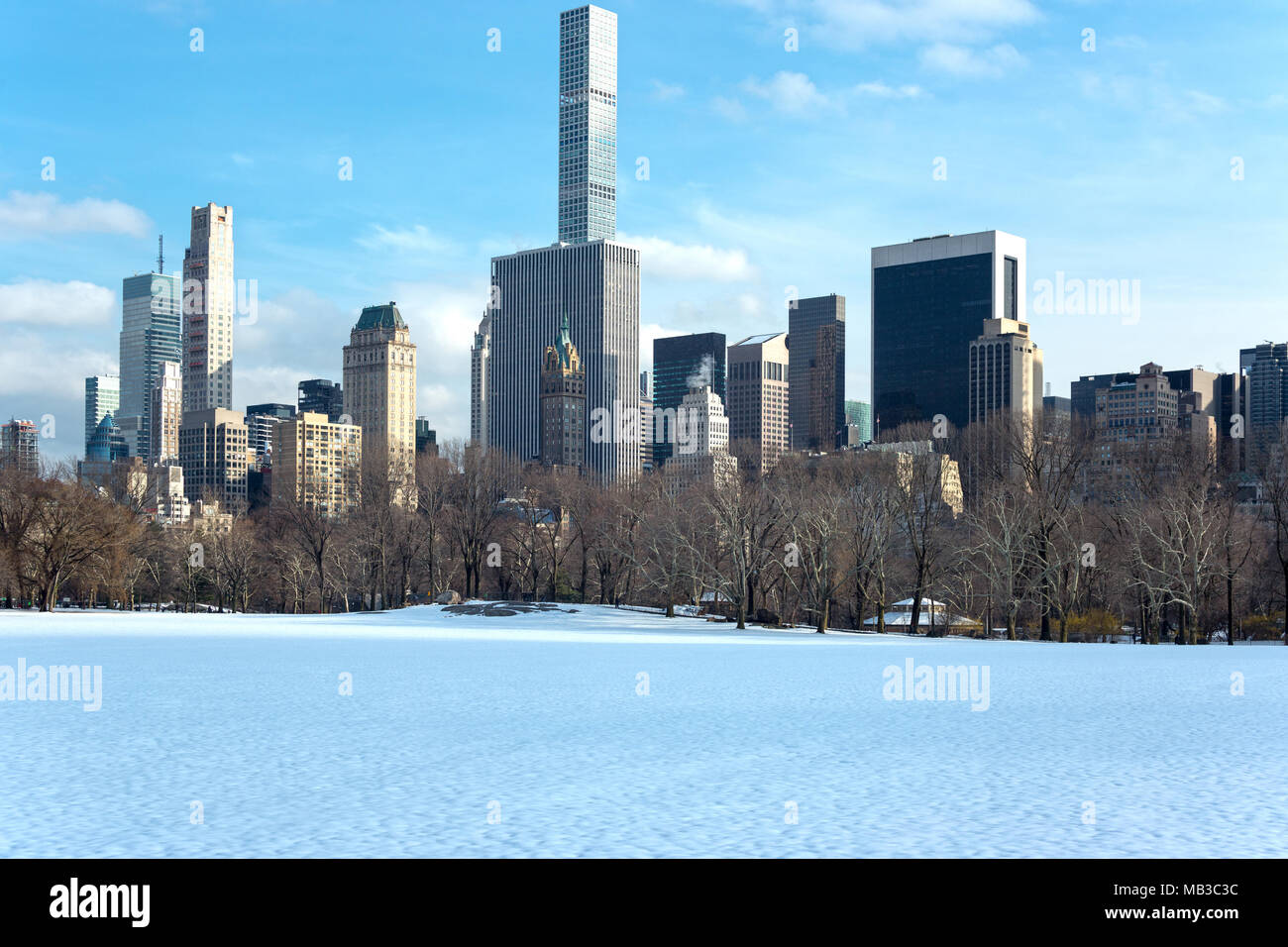 Schnee bedeckt schafe wiese CENTRAL PARK SOUTH die Skyline von MIDTOWN MANHATTAN NEW YORK CITY USA Stockfoto