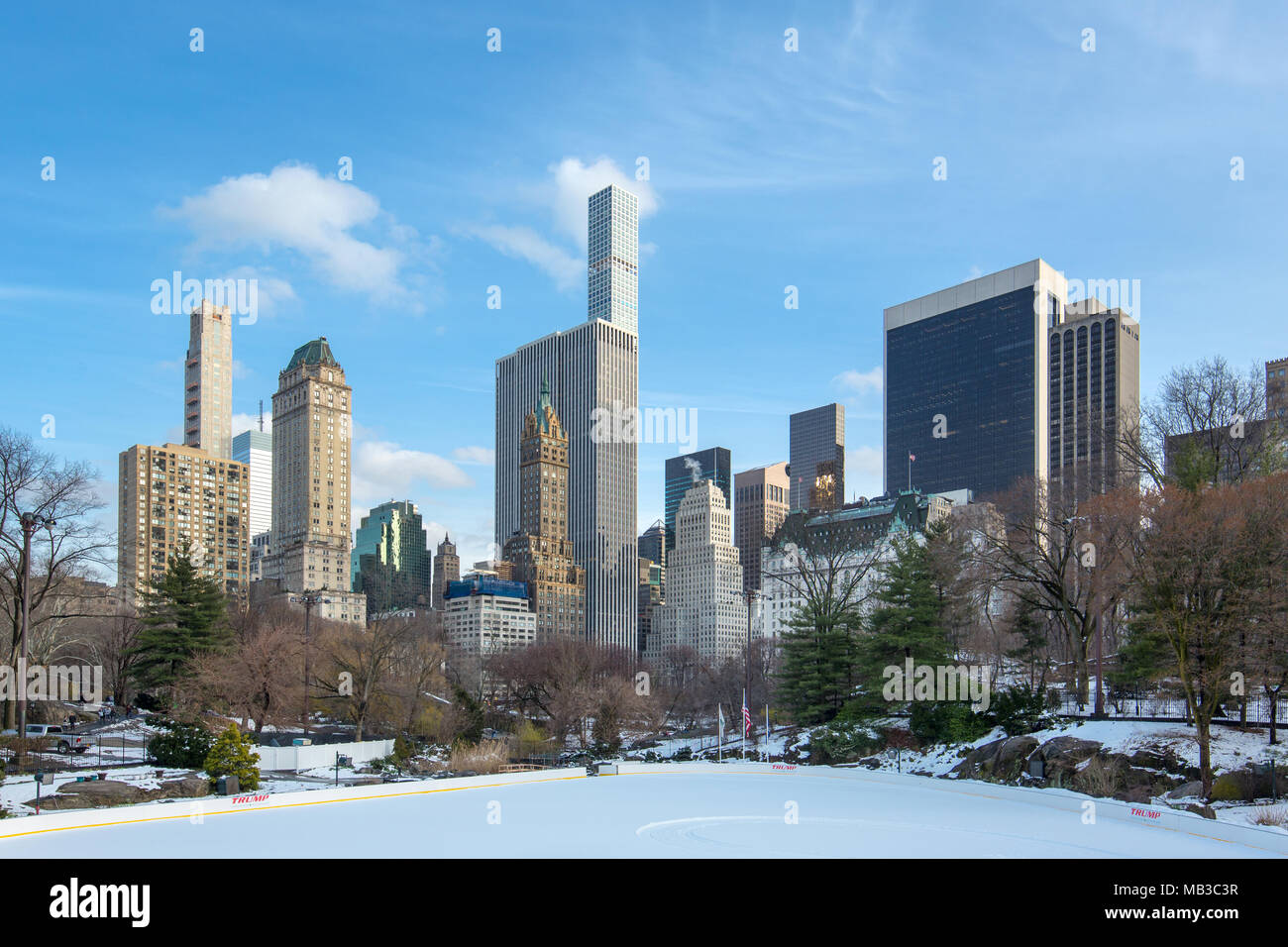 WOLLMAN EISBAHN CENTRAL PARK SOUTH SKYLINE MANHATTAN NEW YORK CITY USA Stockfoto