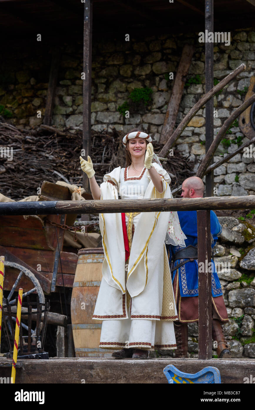 PROVINS, Frankreich - 31. MÄRZ 2018: Unbekannter Prinzessin klatscht die Hände während der mittelalterlichen Rekonstruktion der Legende von den Rittern Stockfoto