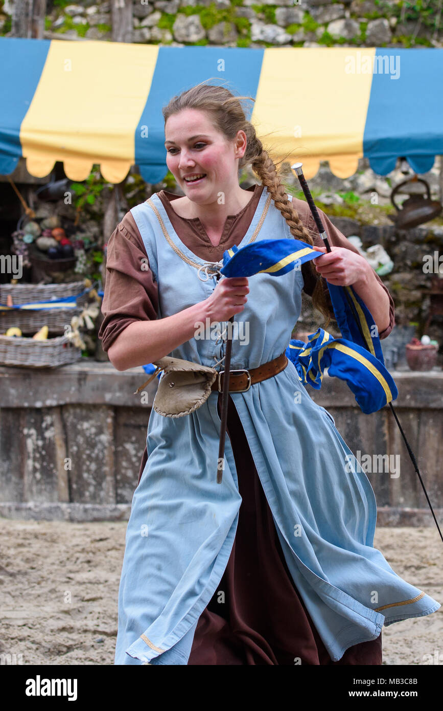 PROVINS, Frankreich - 31. MÄRZ 2018: Unbekannter Mädchen rennt die Ritter im Mittelalter in der Rekonstruktion der Legende von den Rittern zu erfüllen Stockfoto