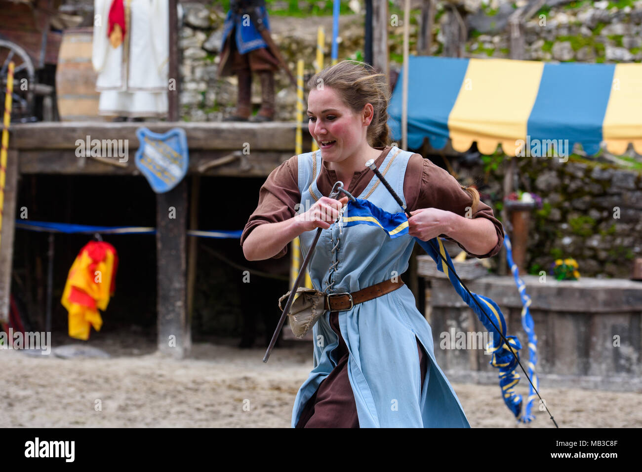 PROVINS, Frankreich - 31. MÄRZ 2018: Unbekannter Mädchen rennt die Ritter im Mittelalter in der Rekonstruktion der Legende von den Rittern zu erfüllen Stockfoto