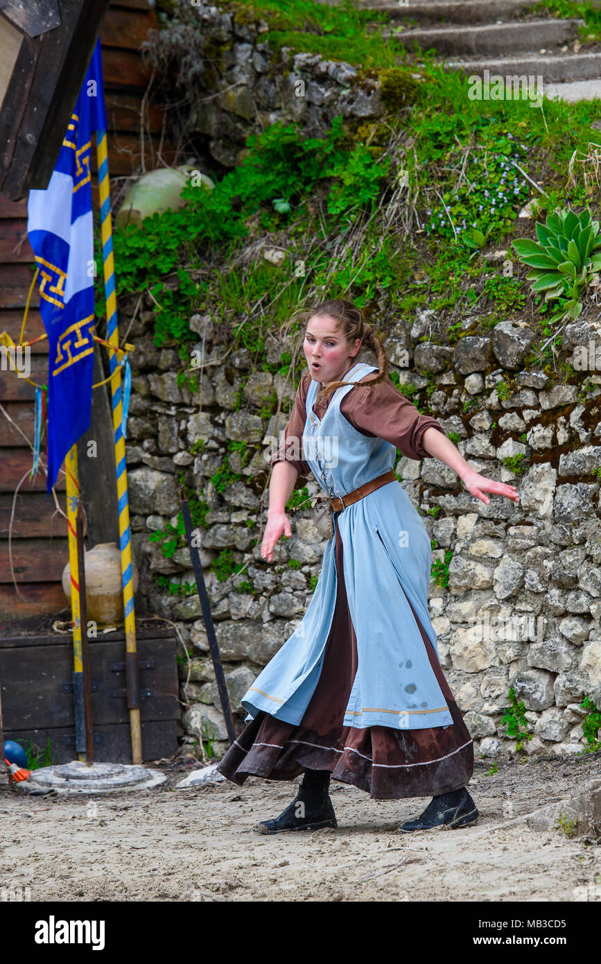 PROVINS, Frankreich - 31. MÄRZ 2018: Unbekannter Mädchen in einem blauen Kleid während der mittelalterlichen Rekonstruktion der Legende von den Rittern Stockfoto