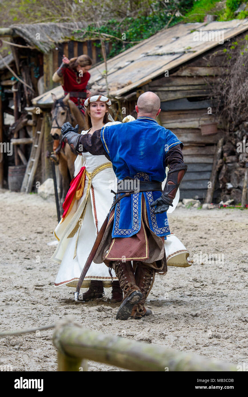 PROVINS, Frankreich - 31. MÄRZ 2018: Unbekannter Prinzessin und Prinz einen königlichen Tanz im Mittelalter in der Rekonstruktion der Legende von den Rittern Stockfoto