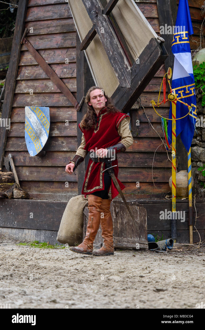 PROVINS, Frankreich - 31. MÄRZ 2018: Unbekannter Ritter mit einem Schwert im Mittelalter in der Rekonstruktion der Legende von den Rittern Stockfoto