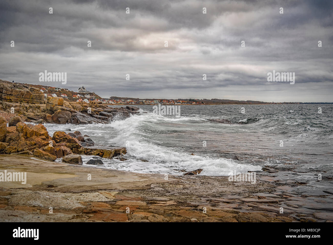 Felsigen Strand Landschaft in der Abenddämmerung. Kullaberg, Schweden. Stockfoto