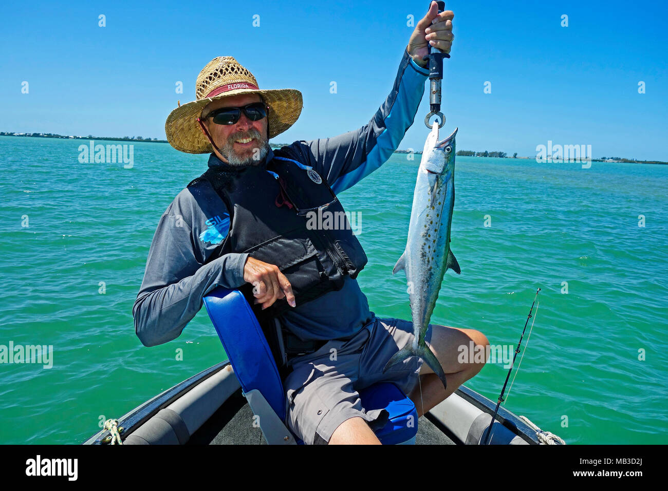 Ein Fischer hält einen großen spanischen Makrelenfisch in Florida Stockfoto