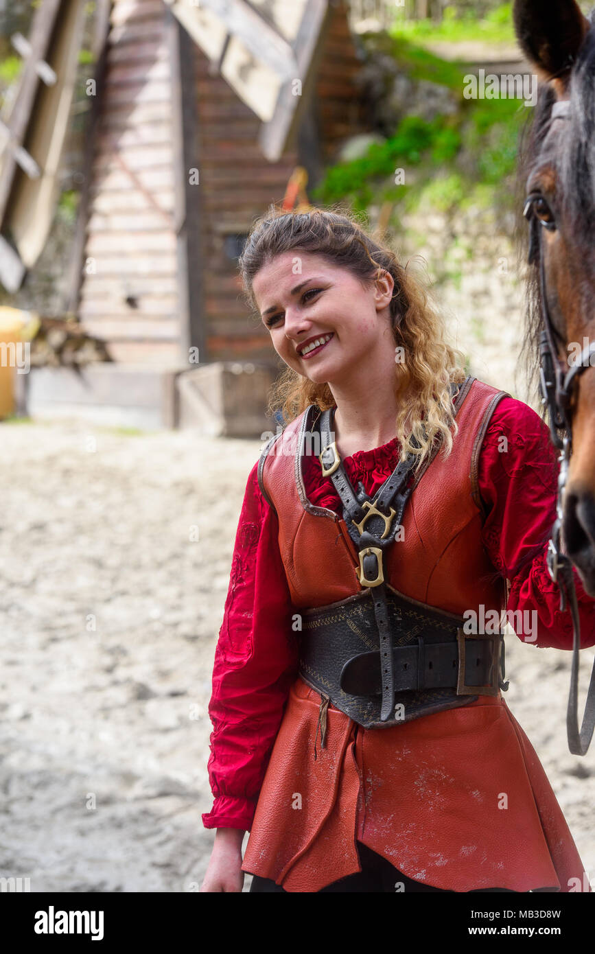 PROVINS, Frankreich - 31. MÄRZ 2018: Unbekannter Mädchen in Rot lächelt während der mittelalterlichen Rekonstruktion der Legende von den Rittern Stockfoto