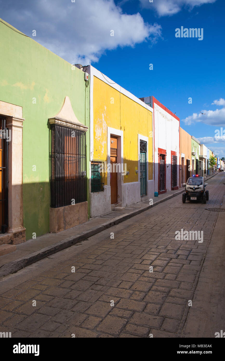 Campeche, Mexiko - Januar 31,2018: Polizeiauto auf typisch koloniales Straße in Campeche, Mexiko. Historische Festungsstadt Campeche - UNESCO-Heri Stockfoto