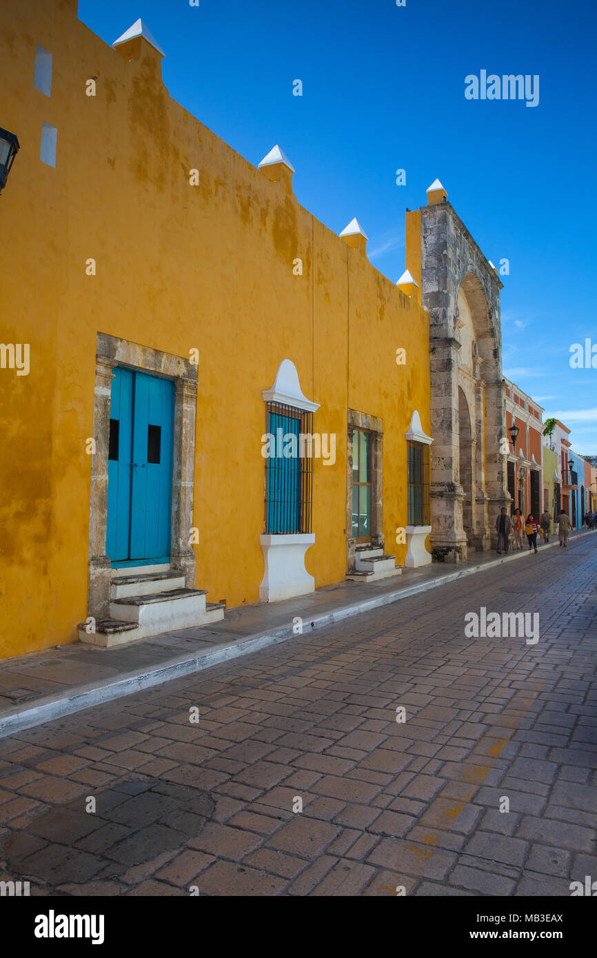 Campeche, Mexiko - Januar 31,2018: Typische koloniale Straße in Campeche, Mexiko. Historische Festungsstadt Campeche - UNESCO-Weltkulturerbe. Stockfoto