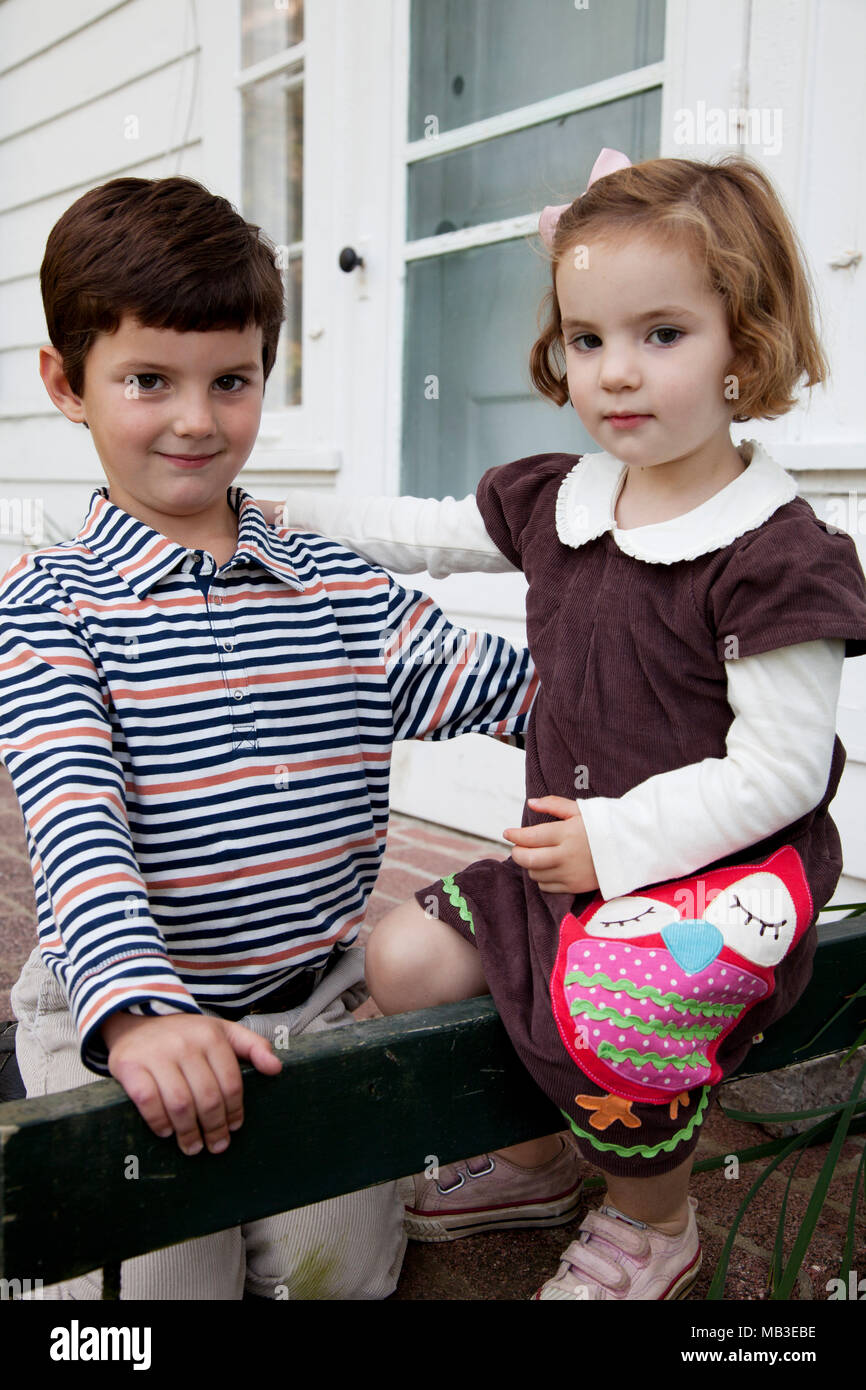 Jungen und Mädchen auf Veranda, Porträt Stockfoto