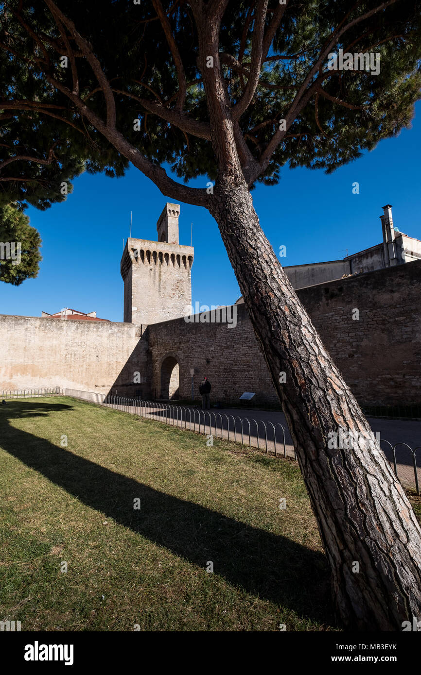 PIOMBINO, Toskana, Italien - 01 Avril 2018: Piombino, Toskana, Italien - Komplex der Burg mit dem torrione und der RIvellino Stockfoto