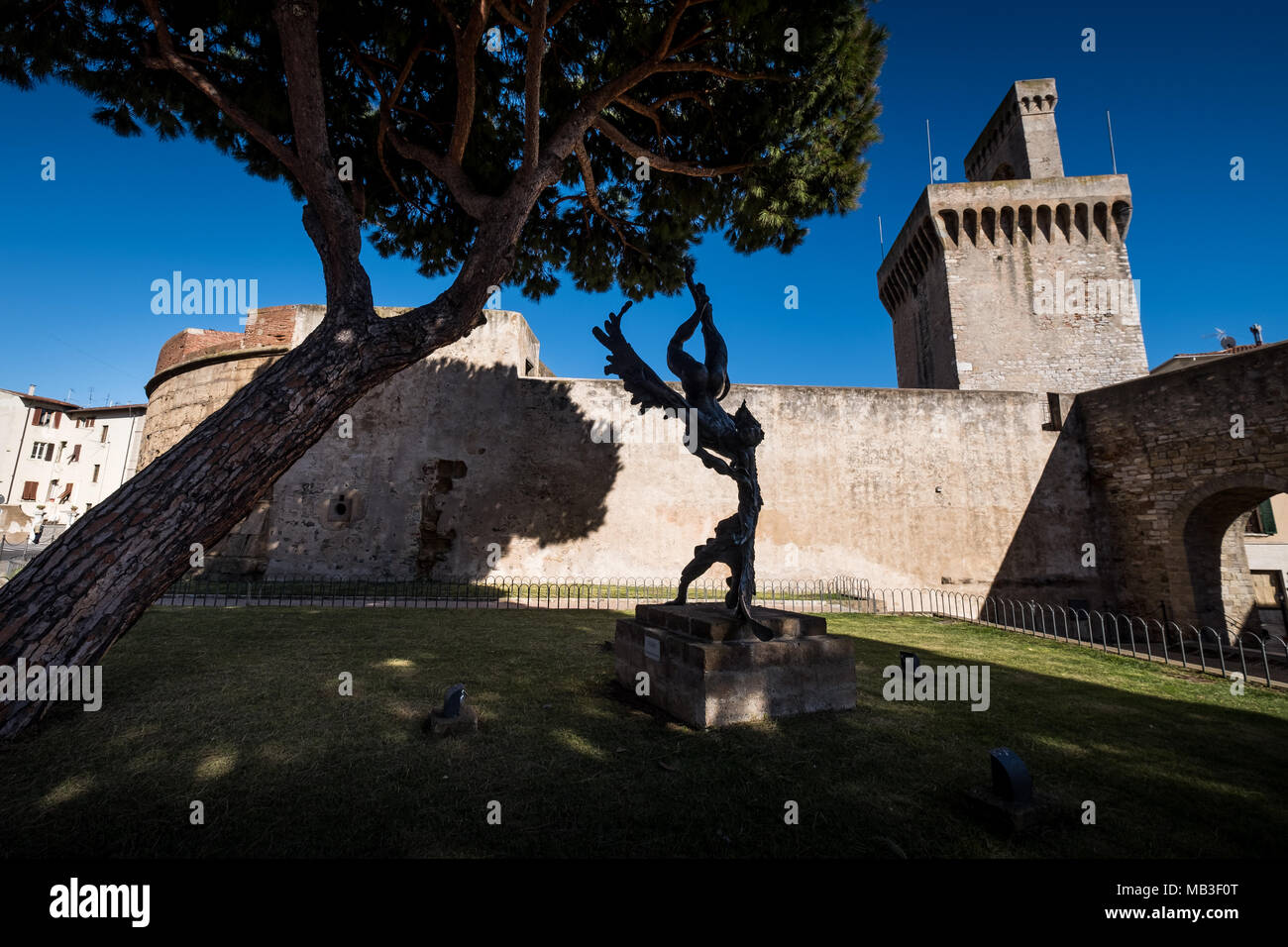 PIOMBINO, Toskana, Italien - 01 Avril 2018: Piombino, Toskana, Italien - Komplex der Burg mit dem torrione und der RIvellino Stockfoto