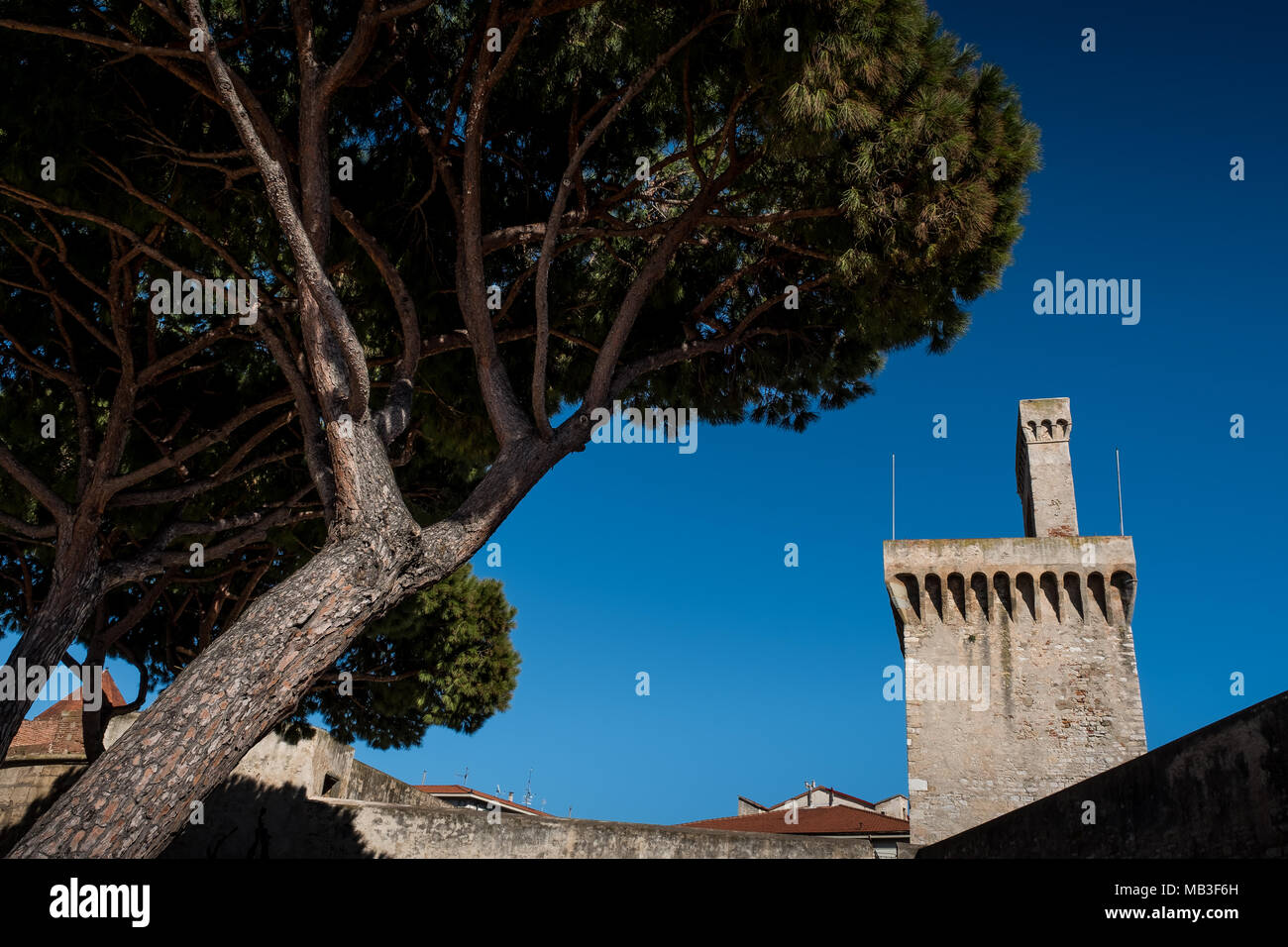 PIOMBINO, Toskana, Italien - 01 Avril 2018: Piombino, Toskana, Italien - Komplex der Burg mit dem torrione und der RIvellino Stockfoto