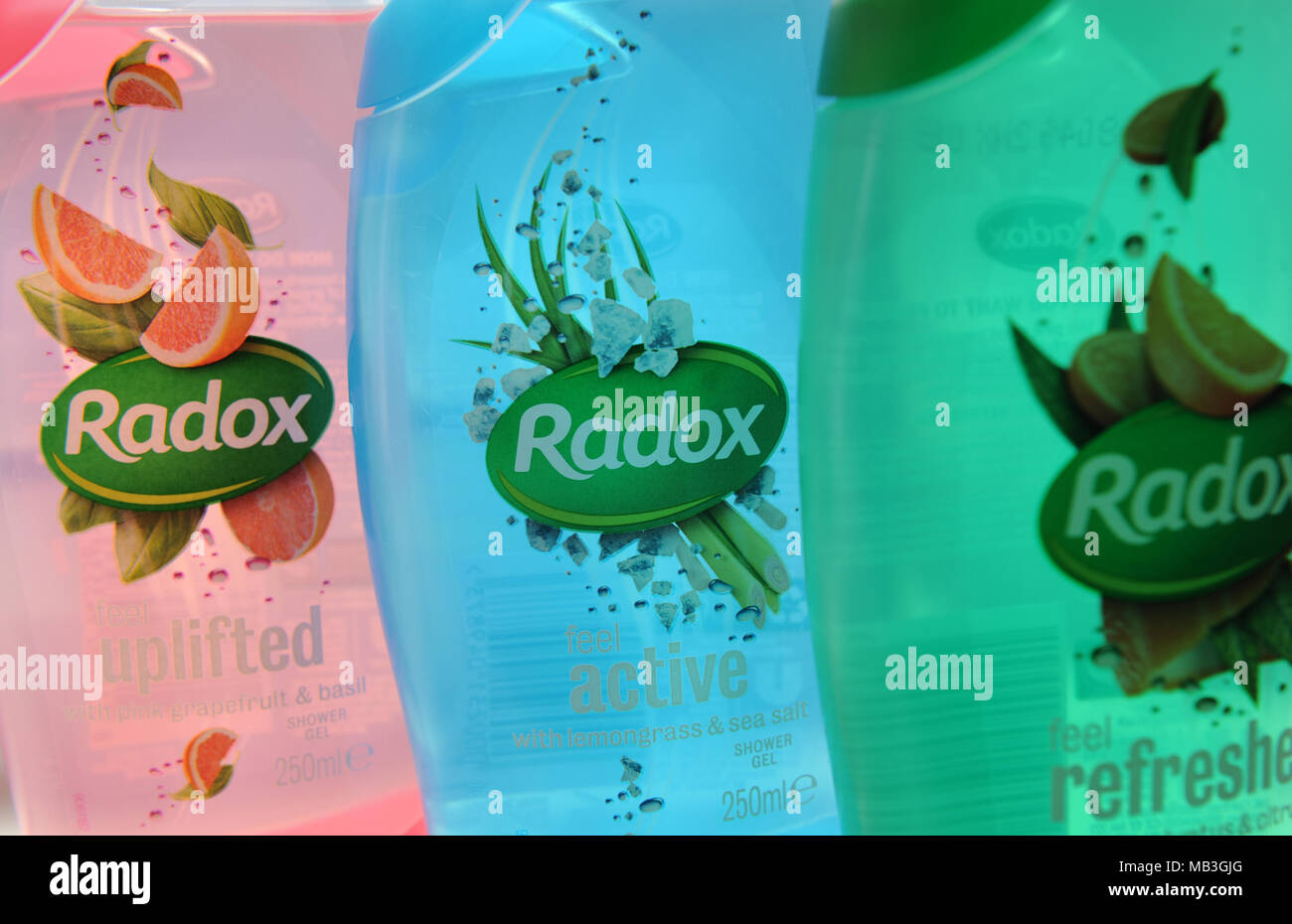 Radox Pflegeprodukte aufgereiht in einem Badezimmer Stockfoto