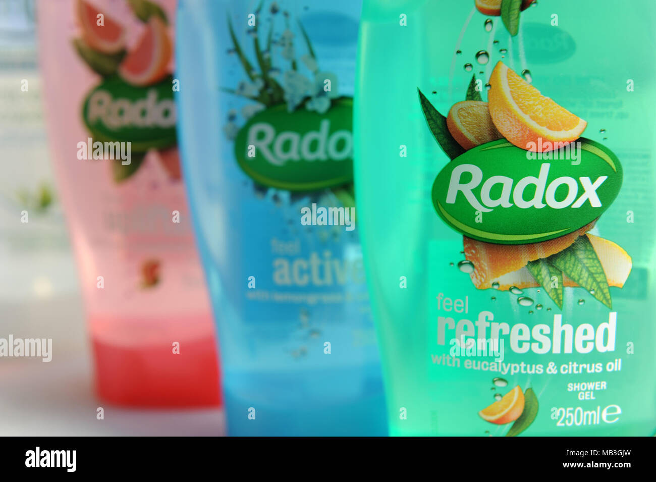 Radox Pflegeprodukte aufgereiht in einem Badezimmer Stockfoto