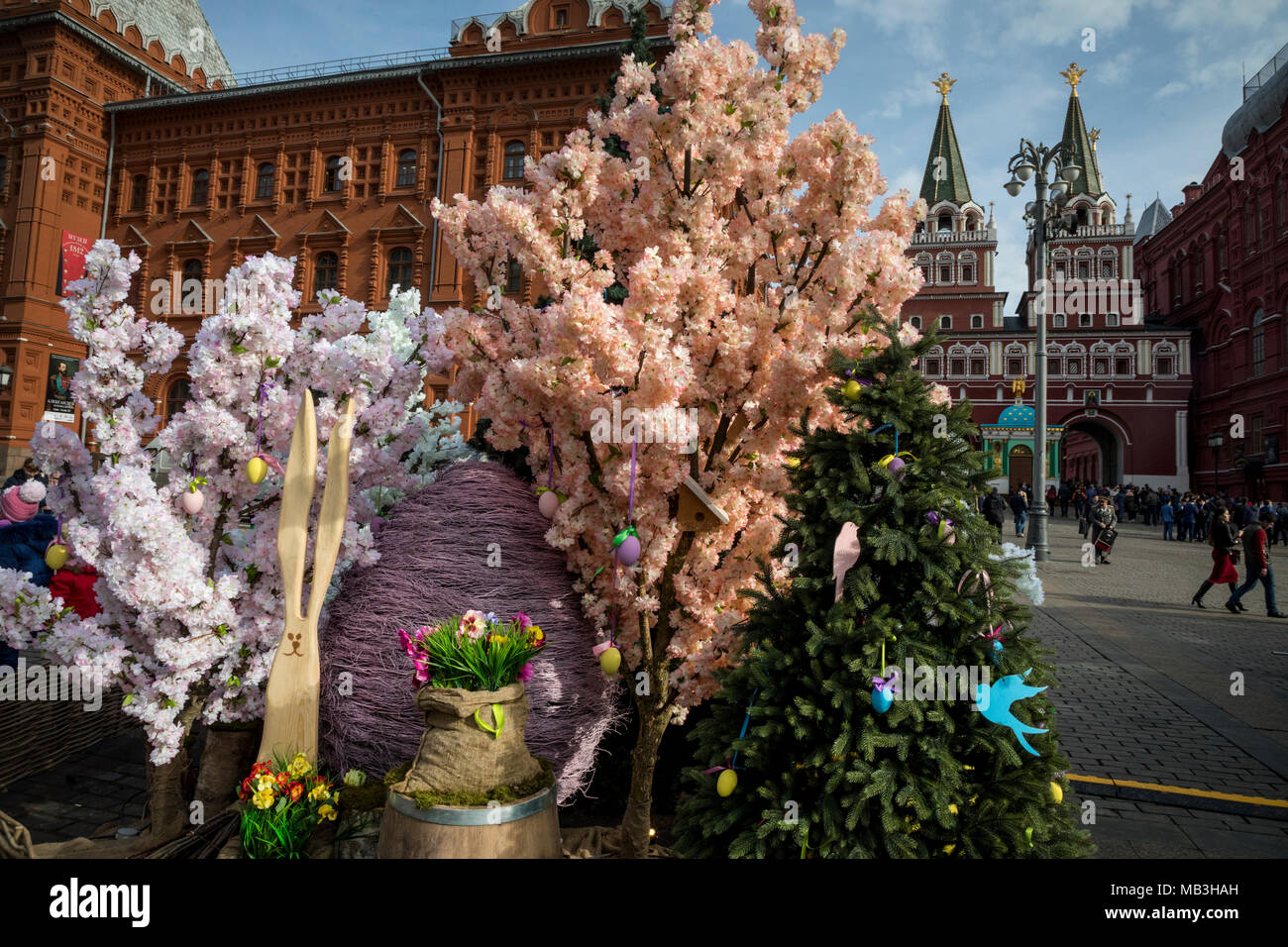 Dekorative Gestaltung der Manezhnaya Quadrat während des 'Festival Ostern Geschenk' auf der orthodoxen Ostern im Zentrum von Moskau, Russland Stockfoto