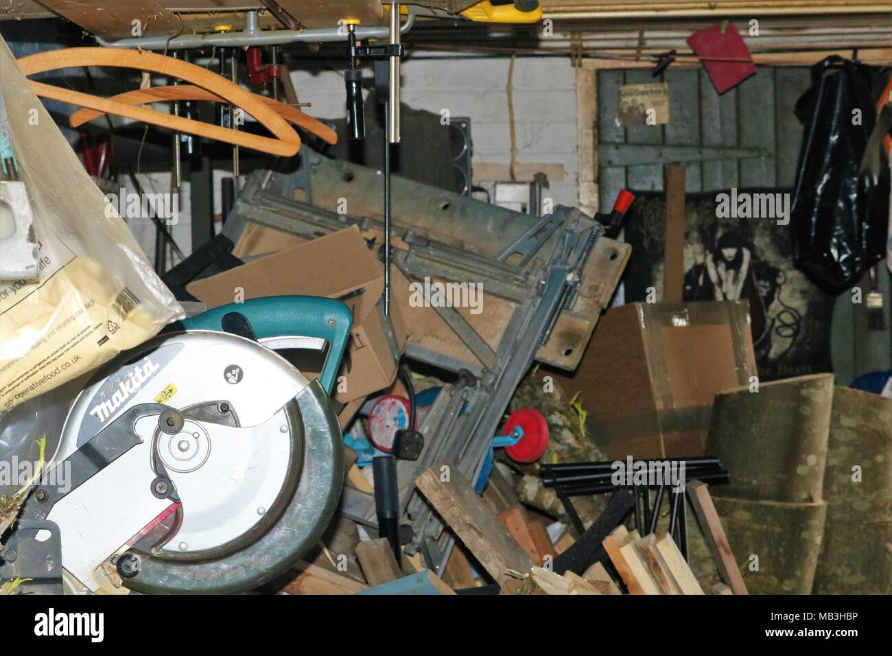 Sehr überladen, Garage mit Holz, power tools, Werkzeuge, Werkbank, Kind Fahrrad gefüllt und allgemeinen Abfall Stockfoto