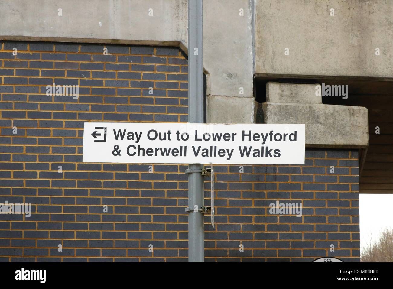 "Lösung niedrigere Heyford & Cherwell Valley Spaziergänge "weiße Zeichen zeigen Richtungen außerhalb Heyford Bahnhof, Oxfordshire, UK Stockfoto