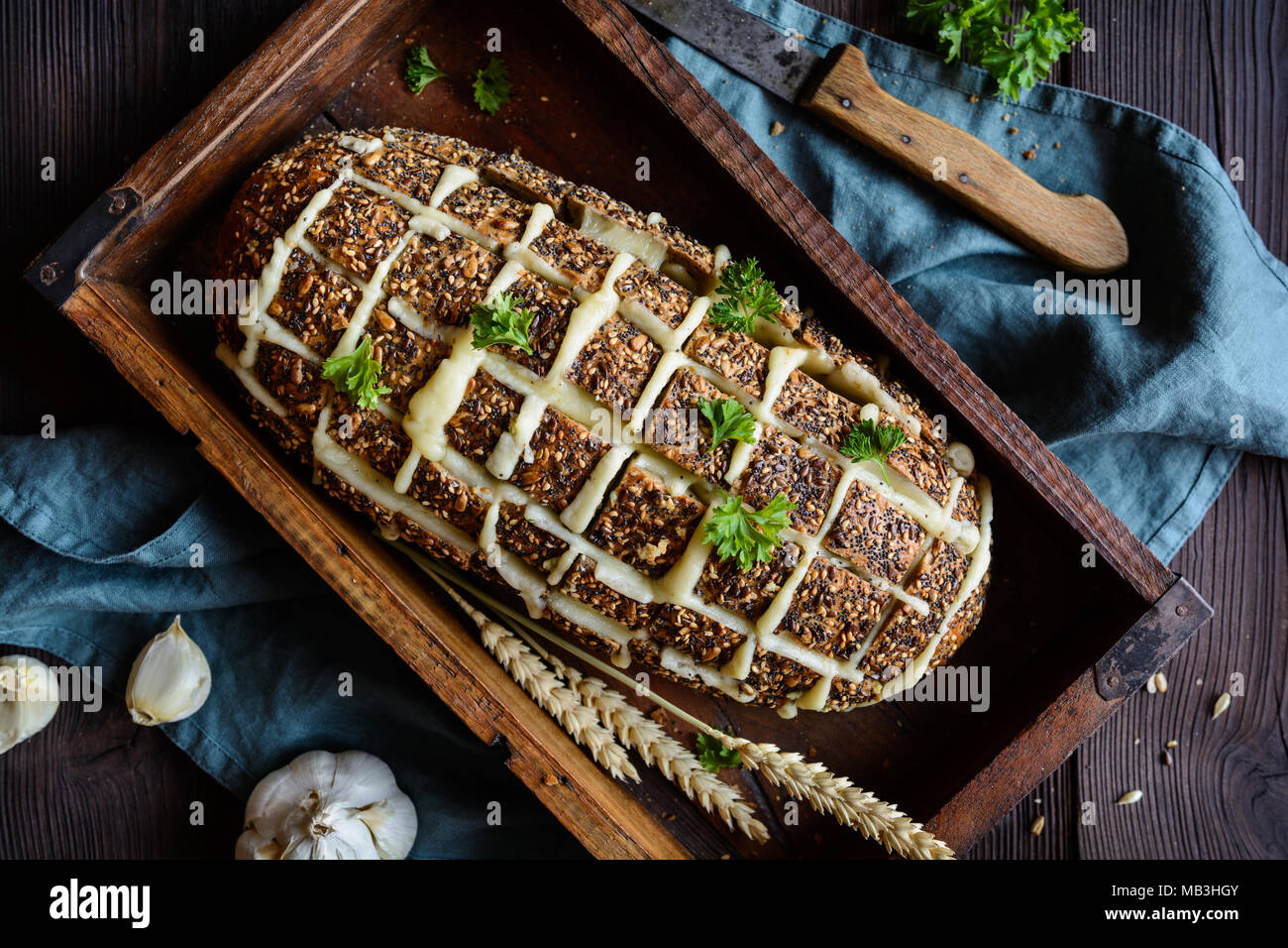 Frisch gebackene cheesy Auseinanderziehen Brot mit Knoblauch, Olivenöl und Petersilie Stockfoto