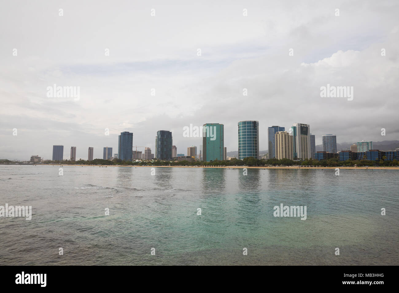 Ala Moana Beach und der Innenstadt von Gebäuden Stockfoto