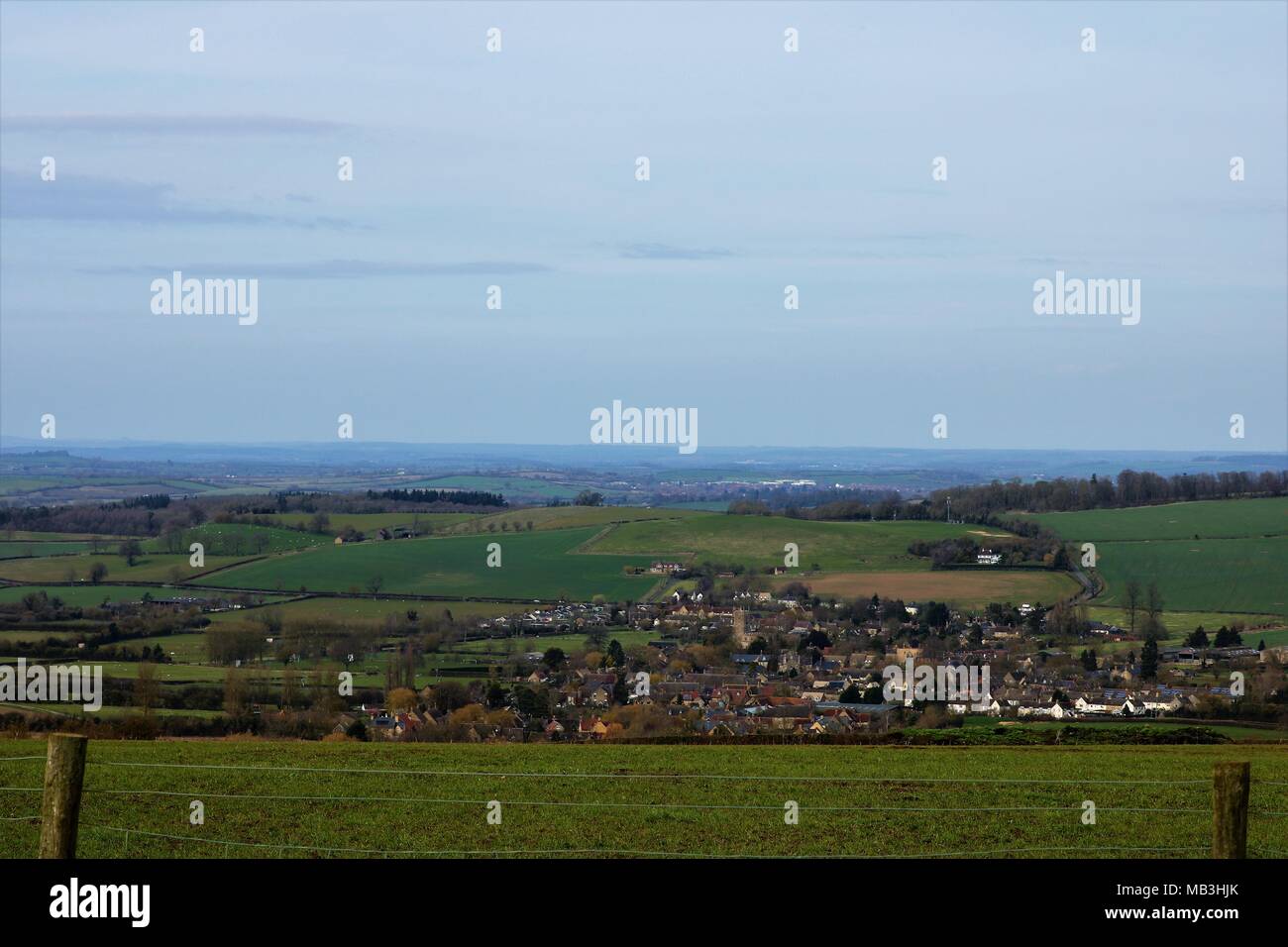 Schöne Ausblicke auf die Landschaft von Oxfordshire/Warwickshire, Großbritannien Landschaft am Beginn der Feder Stockfoto