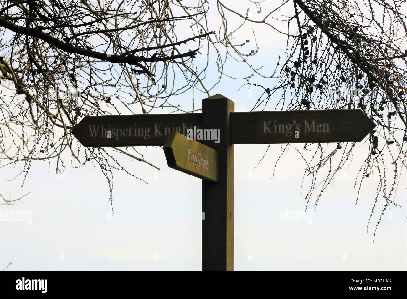 Holz- Schild an der Rollright Stones, Cotswold Hill, Oxfordshire und Warwickshire, Großbritannien Stockfoto