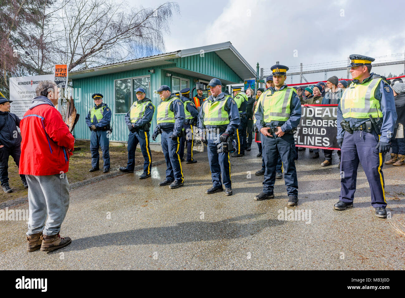 Indigene Anishinabe Land Verteidiger Stacy Gallagher bei Trans Mountain Pipeline Blockade Protestaktion, Burnaby Mountain, British Columbia, Kanada. Stockfoto