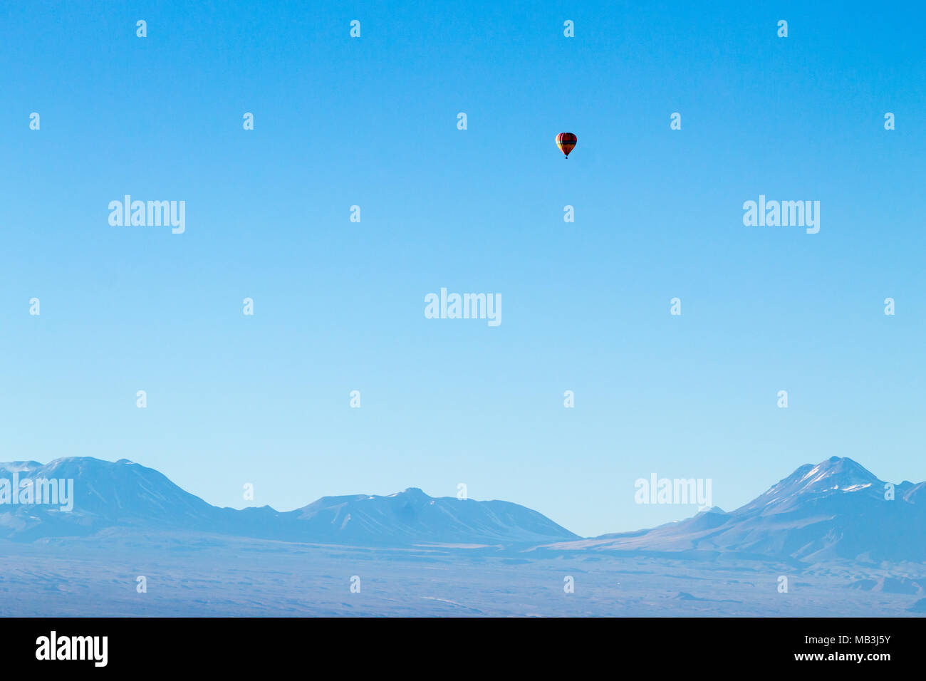 Mit dem Heißluftballon über Chileand Anden. Minimale Landschaft Stockfoto