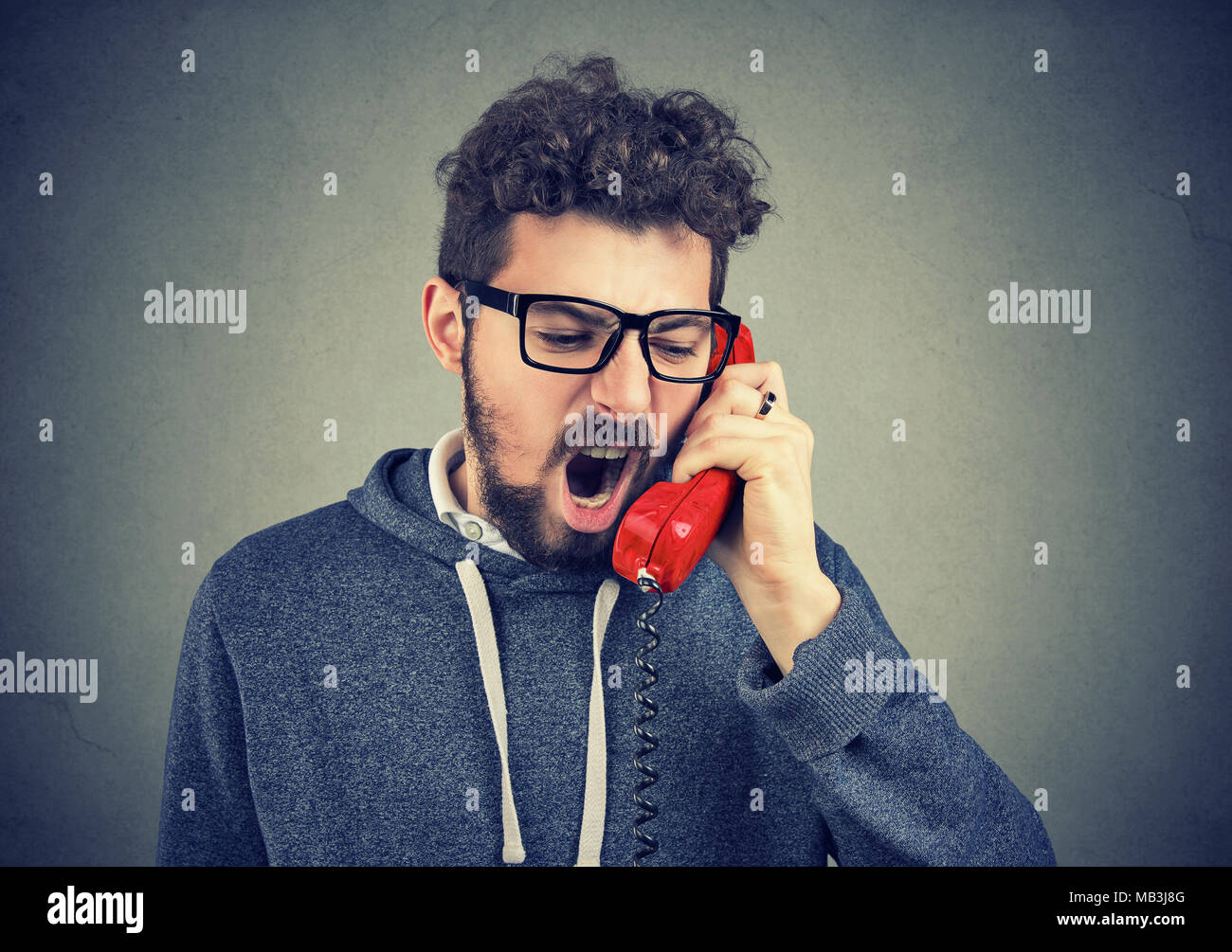 Jungen zornigen Mann schreiend auf dem Telefon Stockfoto