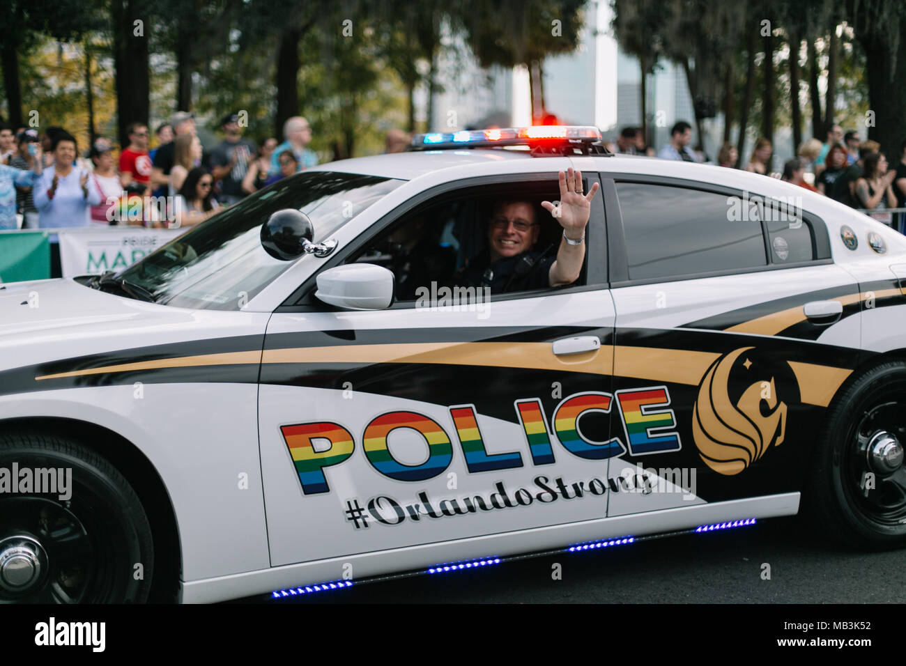 UCF-Polizeibeamte fahren ihre neu gestalteten Autos mit Regenbogenfahne in der Stolz-Parade, um Unterstützung zu zeigen (2016). Stockfoto